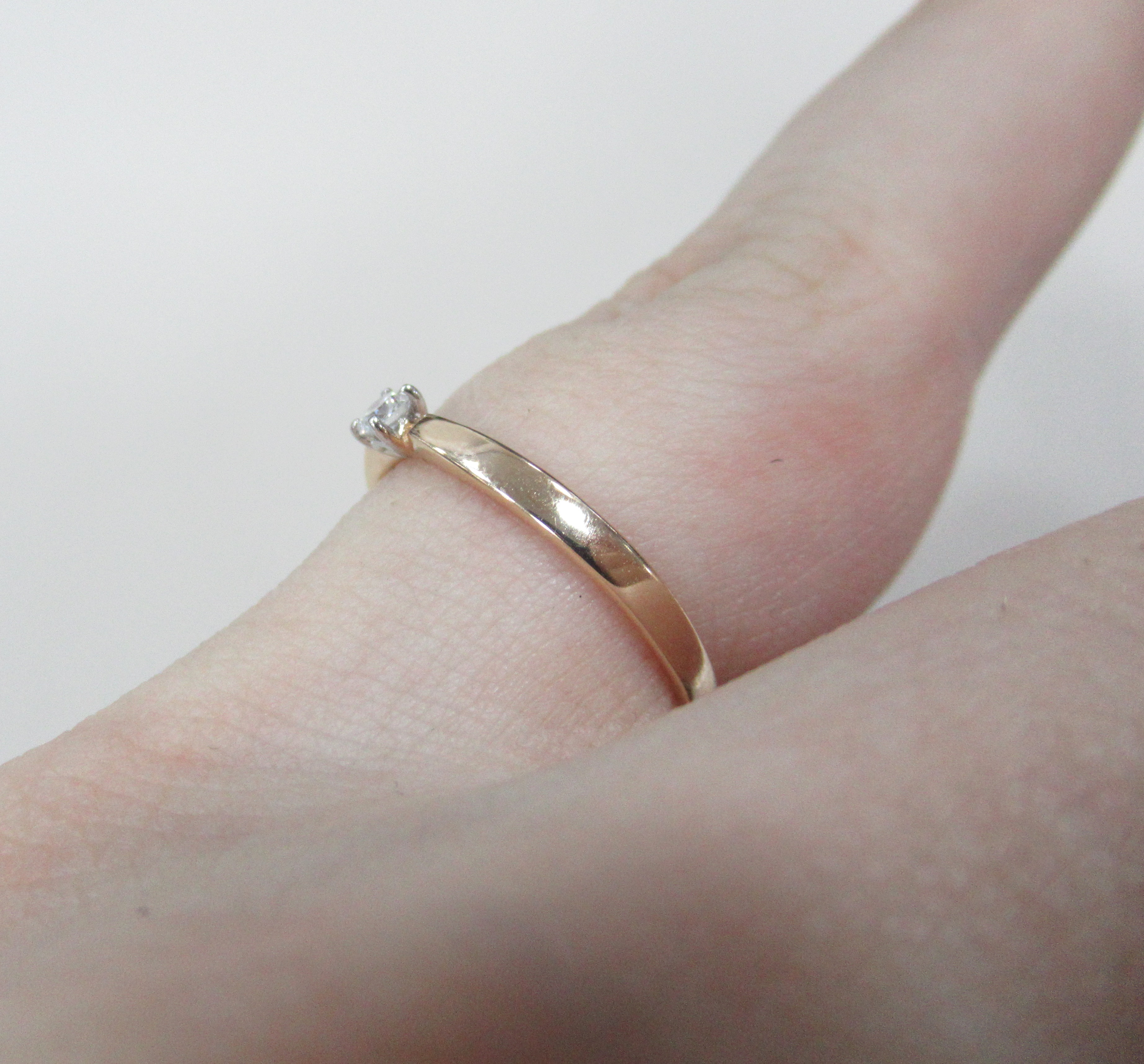 Кольцо из золота с бриллиантом